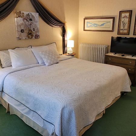 Ruby Manor Bed & Breakfast แกเนอนอเคว ภายนอก รูปภาพ