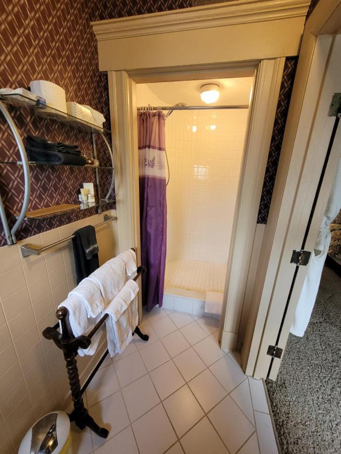 Ruby Manor Bed & Breakfast แกเนอนอเคว ภายนอก รูปภาพ
