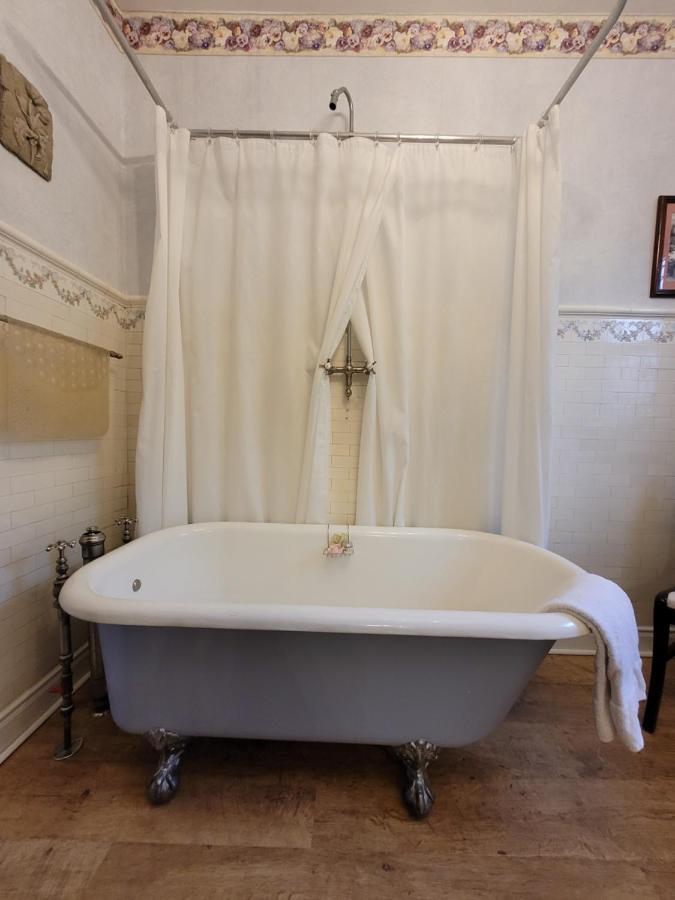 Ruby Manor Bed & Breakfast แกเนอนอเคว ภายนอก รูปภาพ
